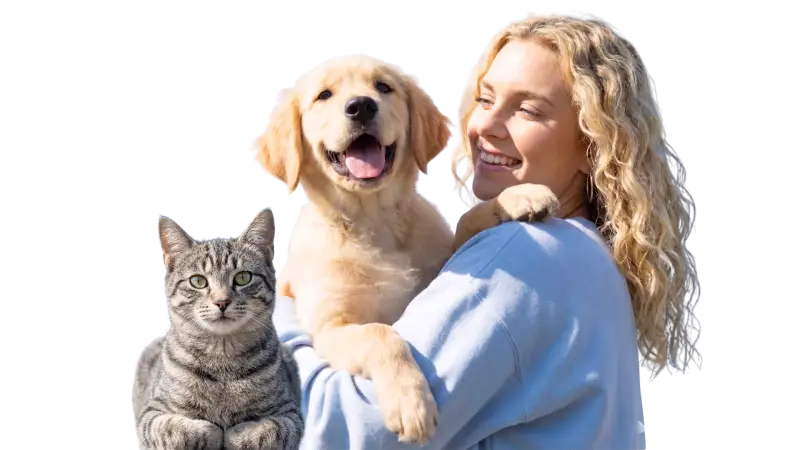 Blonde Frau in hellblauem Outfit hält einen goldenen Hund und sitzt neben einer grauen Katze; die Stimmung wirkt freundlich und vertrauensvoll.
