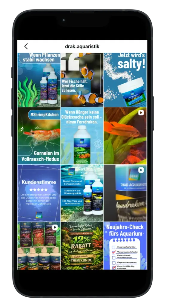Schwarz gerahmtes Smartphone mit drak.aquaristik im Raster-Design, „Jetzt wird’s salty!“ und „Kundestimmen“ sowie farbigen Aquarium-Produktmotiven.