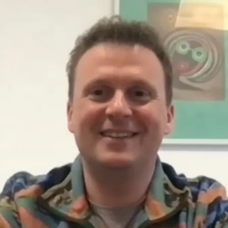 Marcus Engstle, Geschäftsführer von Terra-Erfordia, lächelt mit kurzen braunen Haaren und gemustertem Hemd vor einer hellen, türkisfarbenen Wand.