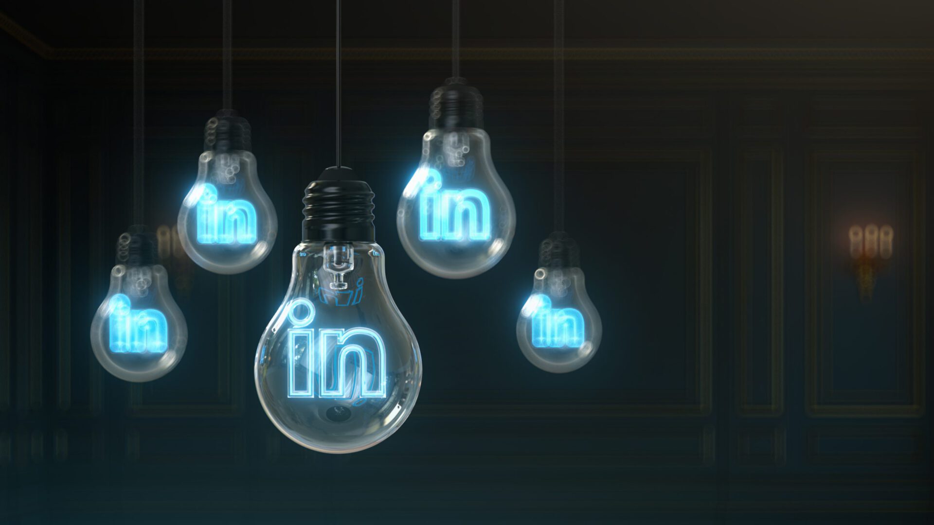 Mehrere Glas-Glühbirnen mit blau leuchtenden „in“-Signalen vor dunklem Hintergrund – visuelle Anspielung auf LinkedIn-Marketing und den Creator-Modus.
